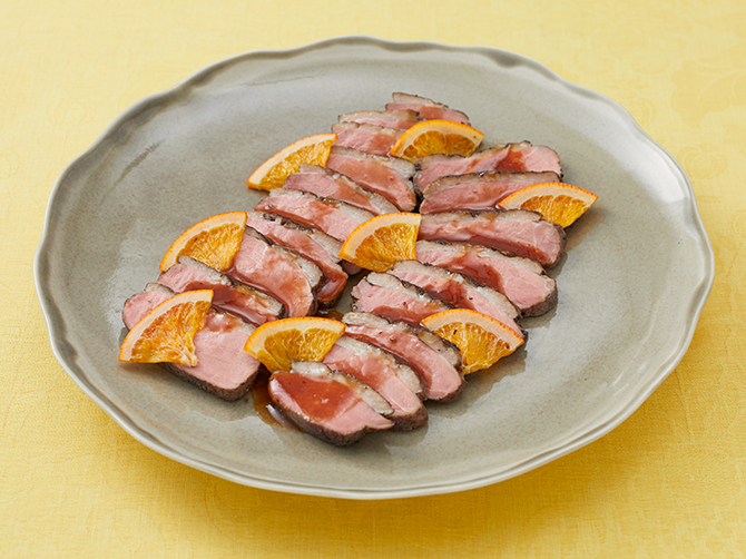 合鴨は低温で火を入れることで、驚くほどしっとりとした食感に仕上げました。ほろ苦いオレンジのコンフィチュールや、オレンジ果汁を合わせた甘酸っぱいソースと一緒にいただくと、幸せなおいしさ。