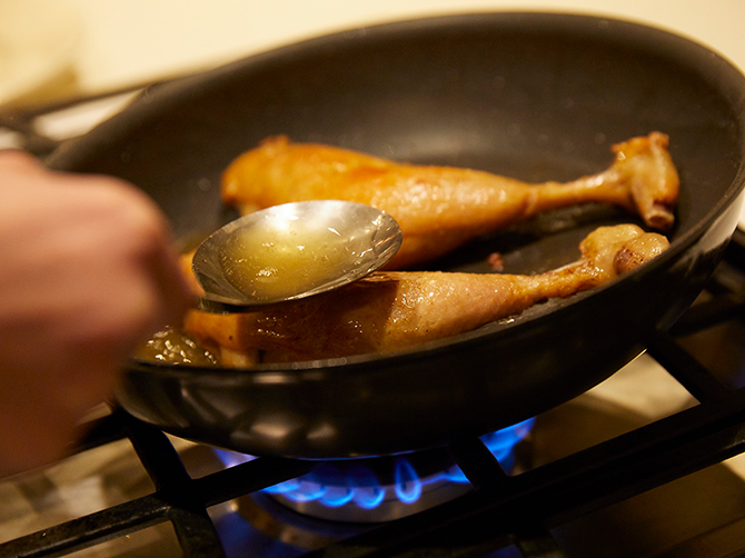 フライパンで仕上げるみつせ鶏のコンフィは、皮のパリパリ具合がポイント。自分好みの焼き加減で、お楽しみいただけます。
