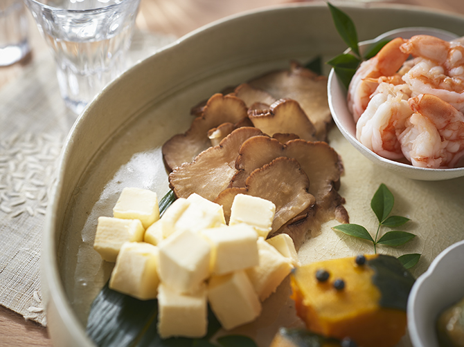 粕が芳醇に香る「みりん粕漬けクリームチーズ」、燻しの香りの「いぶりがっこ」は、一緒に食べても相性抜群。