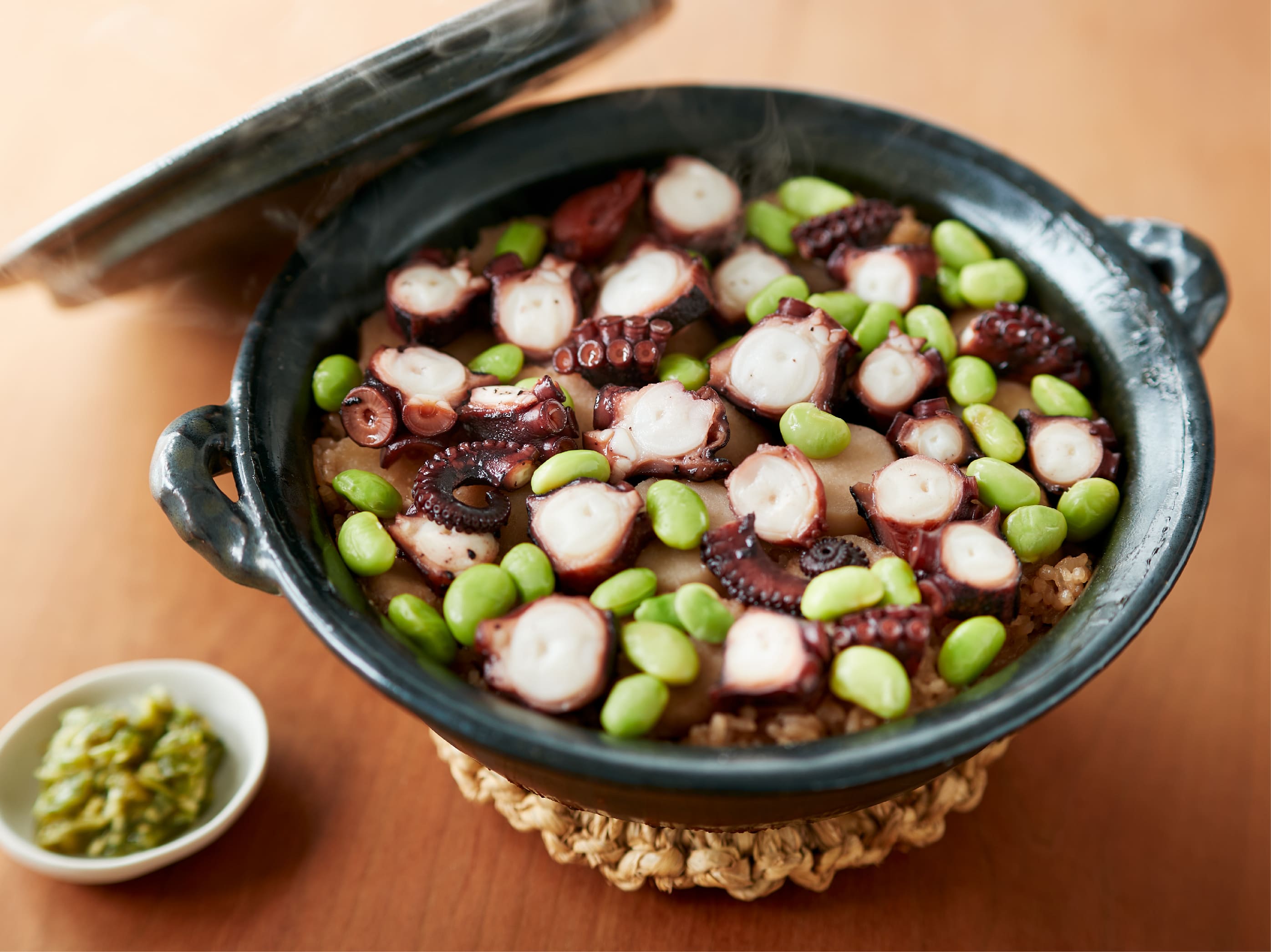 蛸煮の煮汁で炊き上げるごはんは、たこの旨みが染み込んだ深い味わいに。