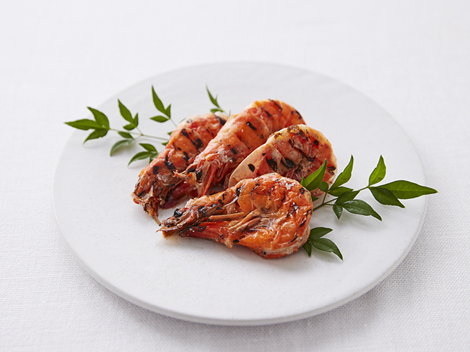 長寿の象徴とされる海老は、まるごと食べられるソフトシェルシュリンプを使用しました。