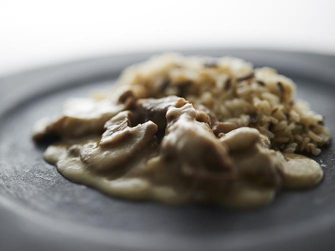 自宅で湯せんするだけで、手間ひまかけて作った煮込み料理が味わえます。仔牛肉の旨みと白ワインのライトな味わいのソースをご一緒に。