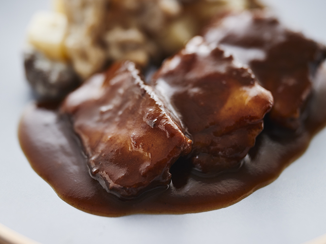 自宅で湯せんするだけで、手間ひまかけて作った煮込み料理が味わえます。黒毛和牛の旨みと一緒に特別な時間のひと皿に。