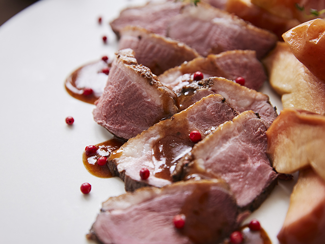 牛肉や鶏肉ではなく、普段口にできない、かつ上質なひと皿の提供を目指して津軽かもに注目。ロティ(ロースト)したメニューをお届けします。