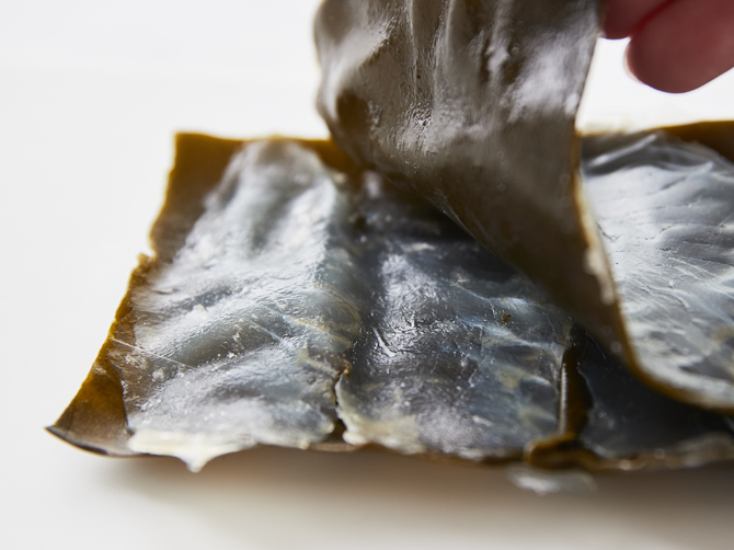 昆布の香りと旨みが移ったひらめ。また昆布が水分を吸収することで、ほどよく身が締まっています。