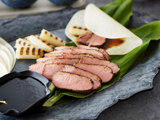 合鴨の旨みや焼いたねぎの甘みを、甘辛いたれと一緒にクレープで包み込みます。