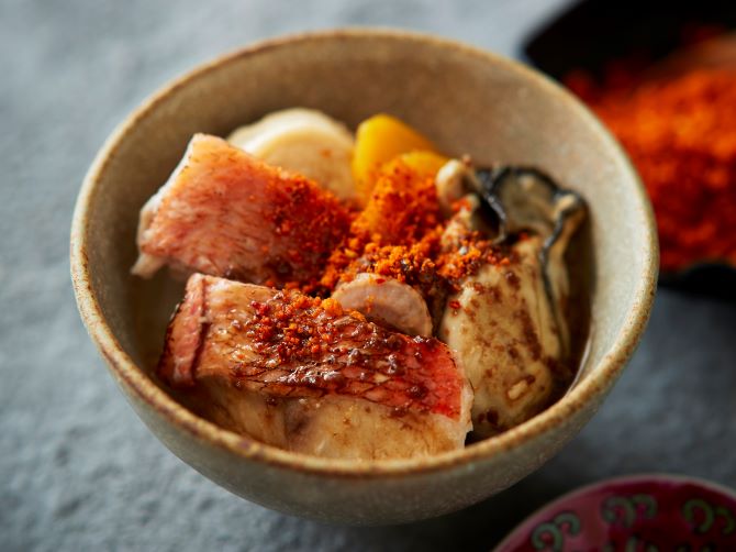 中華風の黒酢だれで愉しんだ後は、麻辣スパイスをかけて味変を。2つのスタイルでお鍋を味わえます。