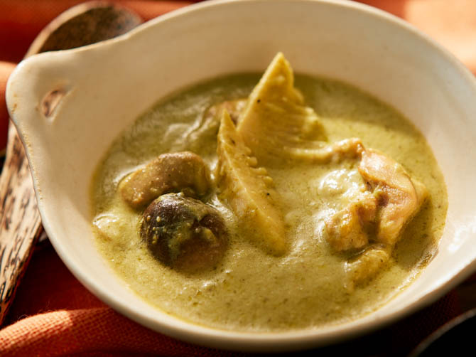 【グリーンカレー(200g)】 アジアンカレーと聞いてイメージしやすい、グリーンカレー。具材は、チキンと筍です。 まろやかなココナッツミルクに、こぶみかんの葉の爽快感や、魚醤の旨みなどが混ざり合い、奥深い味わいに。