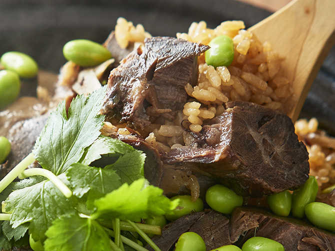 炊飯だしには、さば節・ウルメ節などを合わせた「混合節だし」と牛肉の煮汁を使用。力強い旨みに肉のコクが重なり、深みのある味わいがご飯一粒一粒に染みわたります。牛すね肉はほろっと柔らかく。