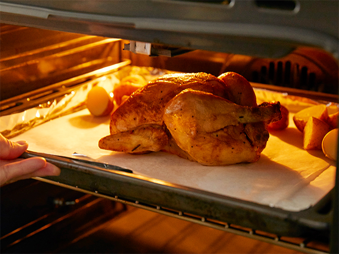 茹でたじゃがいもなどをチキンと一緒にオーブンに入れて、ローストするのもおすすめです。