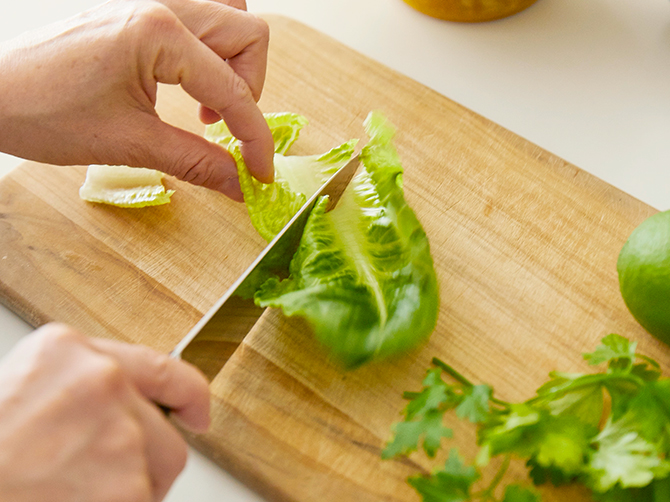葉野菜は、お好みの大きさにカットするだけ。フレッシュトマトとライムのサルサをつけるだけで、みずみずしい葉野菜の豊かな味わいがお楽しみいただけます。