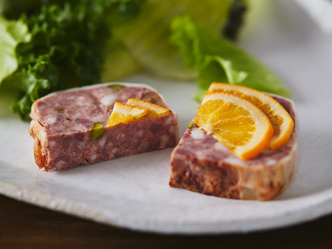 味わい深い津軽かも、豚、ブランデーやポルト酒で香りづけした鶏レバーなどを合わせた「テリーヌ ド カナール」。爽やかな甘みのオレンジのコンフィを添えて。