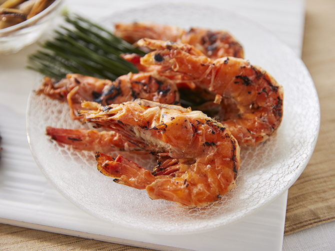 長寿の象徴とされる海老は、まるごと食べられるソフトシェルシュリンプを使用しました。