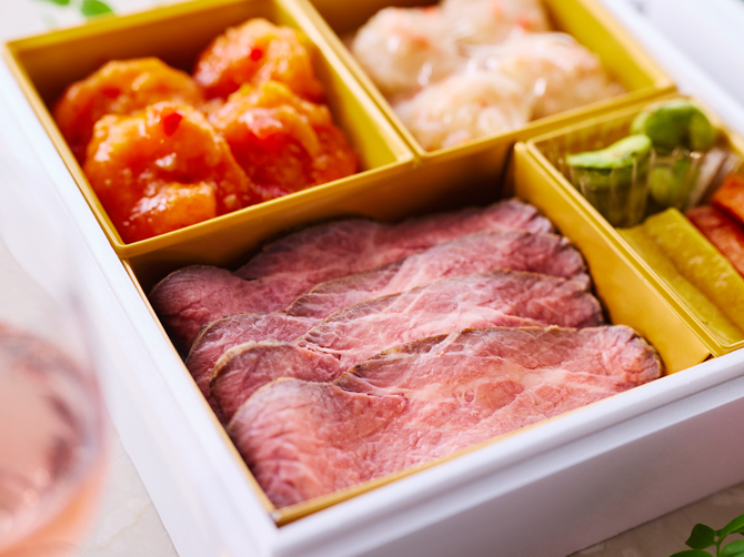 「大きな海老のチリソース」「帆立の蟹あんかけ」や、マデラ酒の甘味・コクと豆鼓の塩気・旨味を合わせたソースの「ローストビーフ マデラトウチソース」はメインのおかずとして、お楽しみいただけます。
