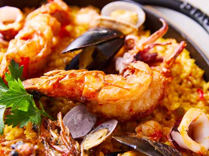 パエリアの主役は、殻ごと食べられるソフトシェルシュリンプ。テーブルに並べると、その存在感に期待が高まります。