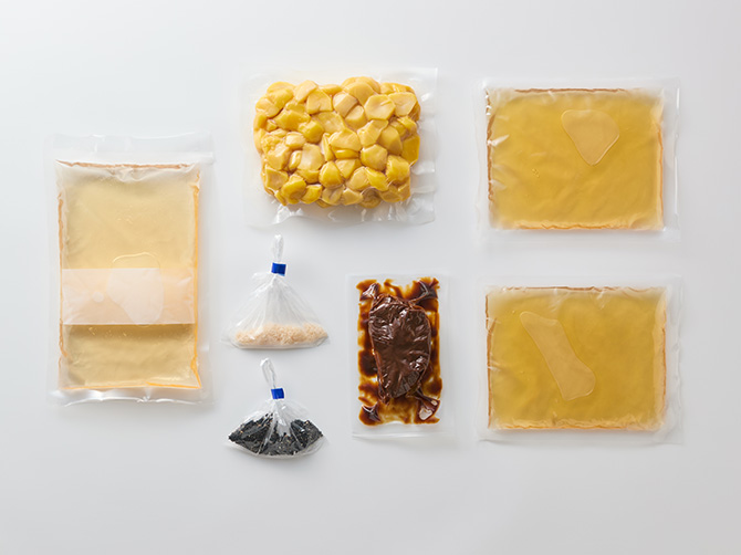 蒸した「栗」、昆布だしの旨みが詰まった「炊飯だし」などがセットに。レシピ通りに作るだけなので簡単です。 ※米2合、お好みで三つ葉をご用意ください。