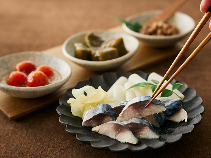 脂ののった「黒酢を使った〆鯖」は、爽やかな「かぶと生姜の甘酢漬け」と一緒に。「とまとの甘酢ジュレ添え」は一度温めて味を染みやすくしたトマトを、甘酢漬けに。「よもぎ麩の煮物」は、よもぎを練り込んだ生麩を、やさしい甘さで炊きました。