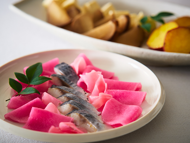 やさしい味わいの「紫大根と生姜の甘酢漬け」は、昆布で香りと旨みを引き立てた「にしんの昆布〆」によく合います。「柚子香る丸十煮」は、煮込んださつまいもを、柚子の皮と果汁で爽やかに。「いぶりがっこ」は、「みりん粕漬けクリームチーズ」と一緒にどうぞ。