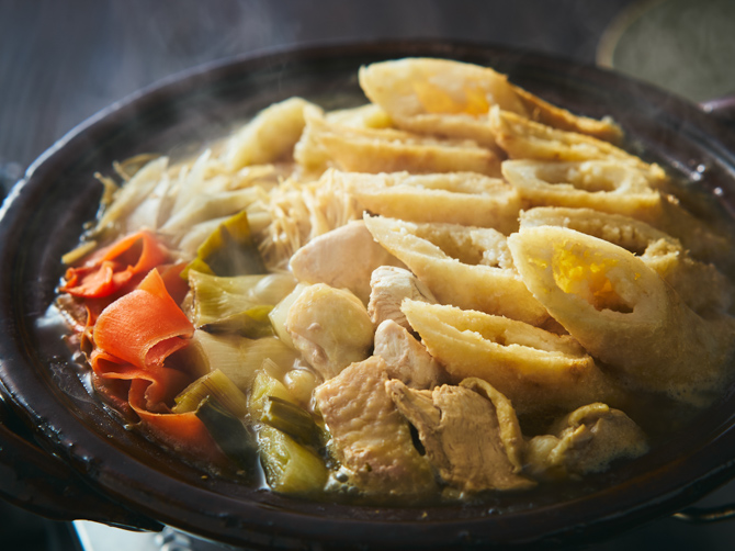 比内地鶏は歯ごたえのある肉質と濃厚な脂の旨みが特徴で、噛むほどに深い味わいが広がります。そして、炊き立てのご飯をすりつぶし、香ばしく焼き上げたきりたんぽ。だしをたっぷり吸い込み、鍋ならではの格別な美味しさをお楽しみいただけます。