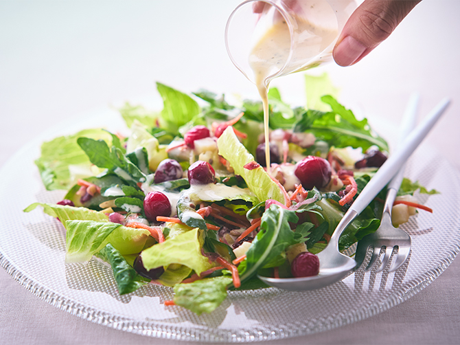 キュウリの甘酢漬けや人参のマリネに、甘酸っぱいクランベリーを合わせた「クランベリーのサラダ エルダーフラワービネグレット」。エルダーフラワーとヨーグルト、ディルやレモン果汁を使ったソースで。