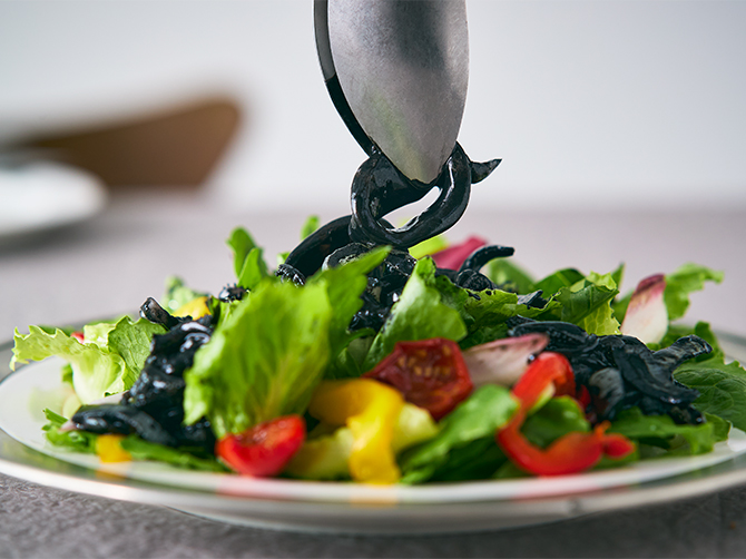 ベネチアの名物料理のひとつ、イカの墨煮をサラダに仕上げた「イカの墨煮と焼きパプリカのサラダ」。イカ墨の濃厚な磯の香りと、焼きパプリカの甘みに、葉野菜を合わせたサラダを、爽やかなシチリアレモンドレッシングが引き立てます。