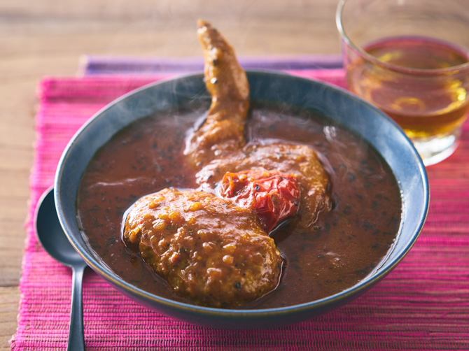 十種類以上のスパイス・ハーブを使ったトマトベースのスープカレー。お肉の旨みと楽しみながら、ドライバジルがアクセントに。