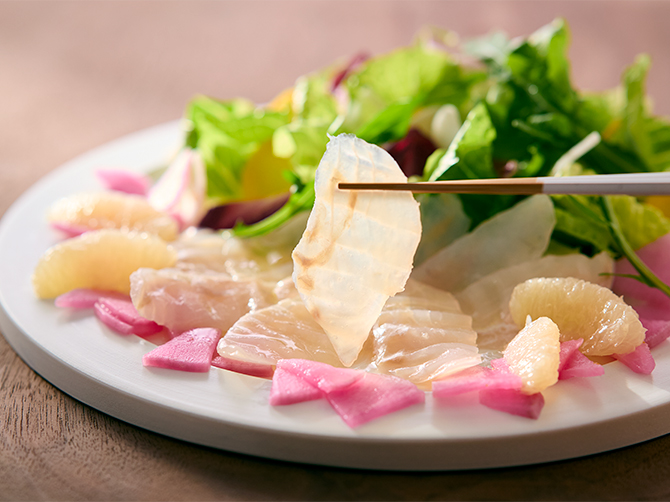 「昆布〆ひらめの和さらだ」は、昆布〆をしたひらめの旨みを、グレープフルーツが爽やかに引き立てます。みずみずしい葉野菜と根菜の食感をたのしめる、盛りだくさんなひと皿です。