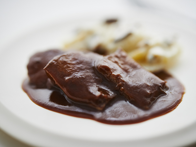 自宅で湯せんして、盛り付けるだけ。牛タンの旨みと食感を、特別な時間にお楽しみください。