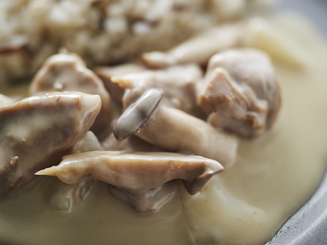 自宅で湯せんして、盛り付けるだけ。仔牛肉の旨みと白ワインのまろやかな味わいのソース。エリンギを加え食感豊かに。