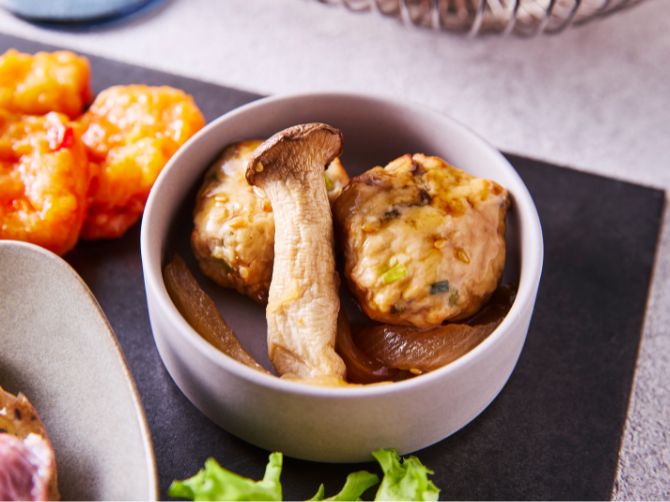鶏団子とエリンギを合わせて。風味豊かな甘辛い醤油あんで仕上げました。