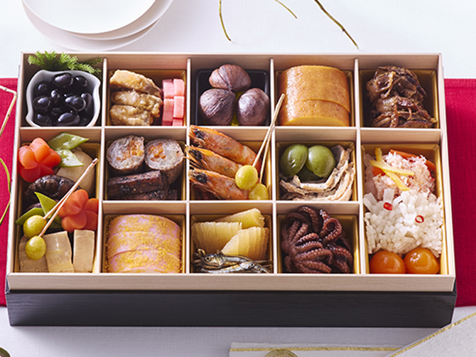 <一段目> 日本各地から選りすぐった食材を中心に、伝統的かつ新しさのあるおせちに仕上げました。