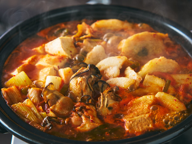 牡蠣と豚肉、野菜をキムチだしで。あごだし・味噌・牡蠣しょうゆが織りなす、コク深いお鍋です。
