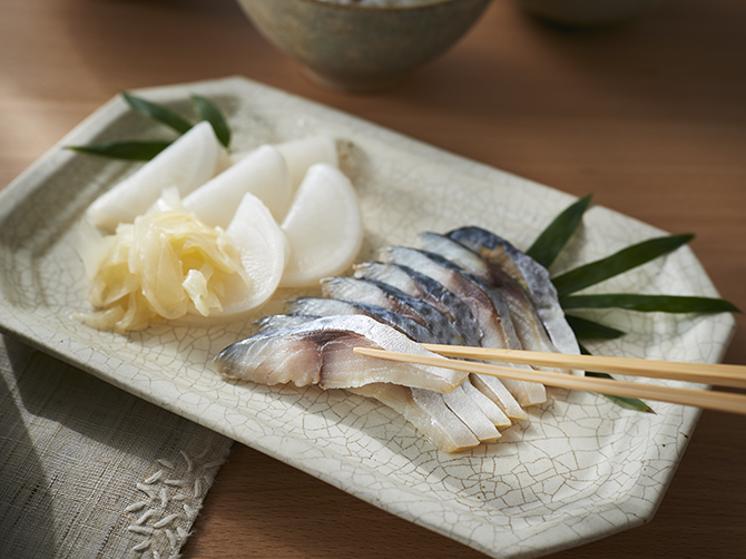 「黒酢を使った〆鯖」は、お好みの厚さにカットして、さっぱりとした「かぶと生姜の甘酢漬け」と合わせて。