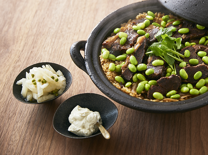 お好みで牛すね肉に「わさびサワークリーム」をのせて。「フェンネルの山椒甘酢漬け」は箸休めに。