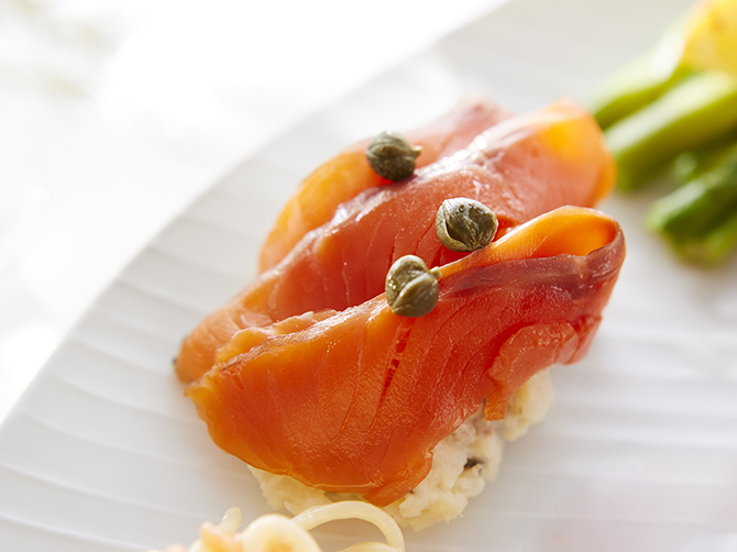 サーモントラウトに、ツナマヨポテトが好相性。爽やかな酸味と香りのケッパーがアクセントです。