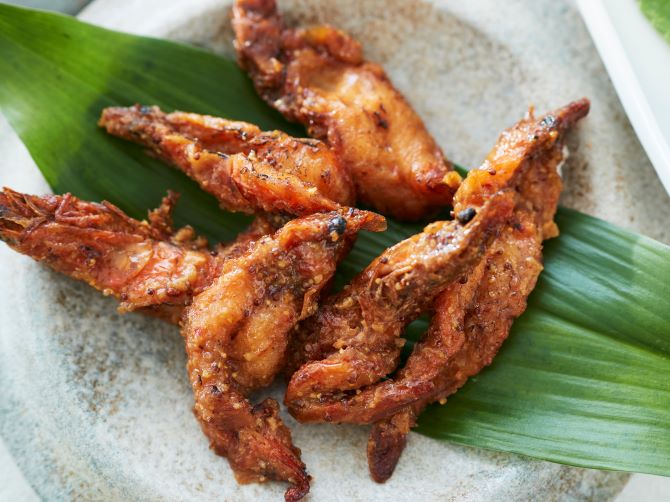 丸ごと食べられるソフトシェルシュリンプの旨みを、ハニーガーリックソースのコクのある甘辛い味わいで。