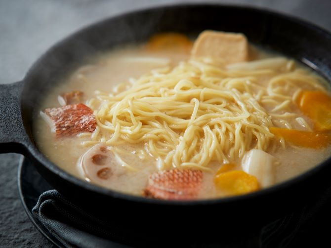 〆は中華麺で。魚介の旨みが詰まったスープが麺に絡みます。