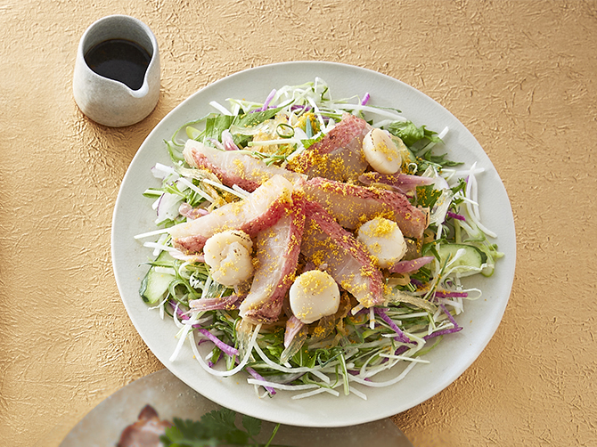表面を炙った金目鯛と帆立の旨みを、水菜やみょうがと一緒に。