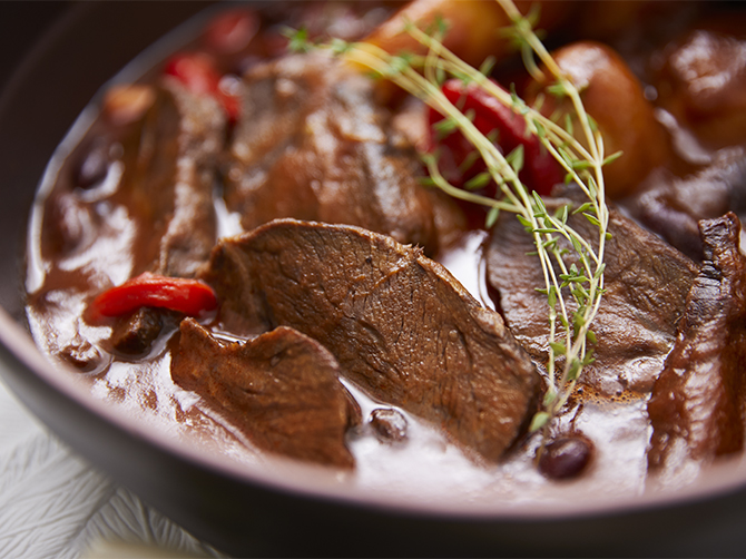 煮込みメニューには、ゼラチンが多いといわれるほほ肉を使用しました。トロトロになるまで仕上げています。