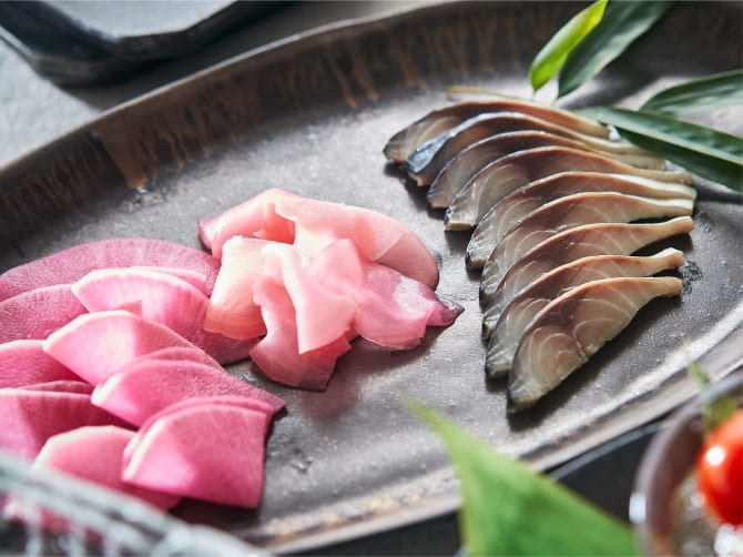 「黒酢を使った〆鯖」は、お好みの厚さにカットして、さっぱりとした「紫大根と生姜の甘酢漬け」と合わせて。