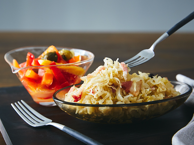 赤・黄野菜を中心に肉料理に合うようにアレンジを加えた「レギューム・ア・ラ・グレック」は、さっぱりとした味わい。「シュークルート」は、本来の乳酸発酵させたキャベツではなく、白ワインヴィネガーとシェリー酒ヴィネガーで、ほどよい酸味と甘味を再現しました。
