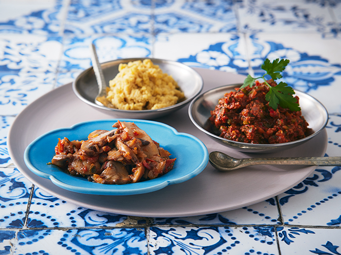 トルコのパンと味わう、ディップスタイルの「メゼ(前菜の盛り合わせ)」。ひよこ豆のペーストに、ねりごまやクミンなどで香りづけしたフムス。アジュル・エズメは、唐辛子やハーブのきいた生野菜のディップ。きのこのオリーブオイルソテーもあわせて。