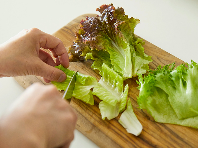 葉野菜は、お好みの大きさにカットするだけ。夏のカラダに嬉しい、みずみずしい葉野菜の豊かな味わいがお楽しみいただけます。