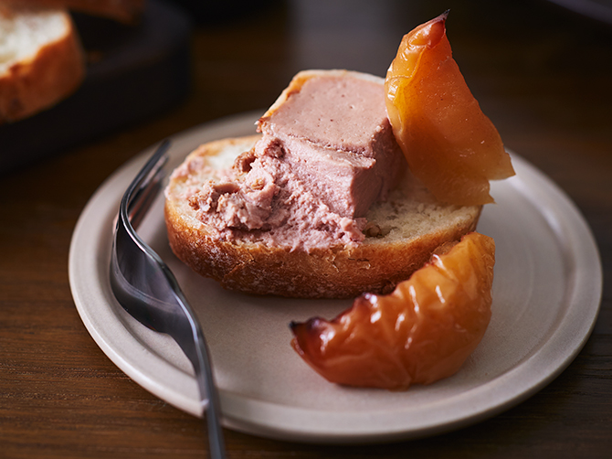 「ムース ド フォア」は、なめらかな食感で、深みのあるコクが広がる鶏レバーのムース。シナモンやレモン汁などと焼きあげた「リンゴロースト」はムースのつけあわせに。