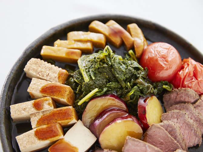 すき焼きではお馴染みの「焼き豆腐」に加え、もっちりとした「黄あわ麩」や様々な野菜を具材に。八方地で炊いた「さつまいも煮」、加熱してほんのりとした苦みが食べやすい「ケール」、じゅわっとした旨みの「トマト煮」が、甘辛いすき焼きあんとよく合います。