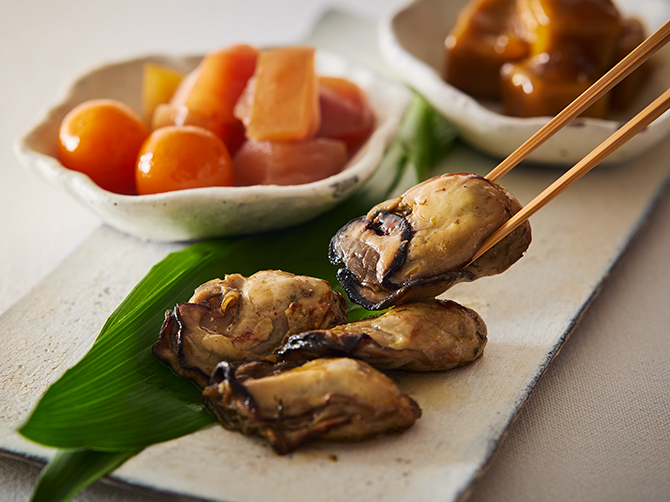 「牡蠣のコンフィ」は、出汁と醤油に漬けた牡蠣を、昆布と七味を合わせた香りのよいオイルでコンフィに。りんごと金柑を日本酒で漬けて、芳醇に仕上げた「紅玉と金柑の大吟醸漬け」。「あわ麩の煮物」は、あわを練り込んだ生麩を、やさしい甘さで炊きあげました。