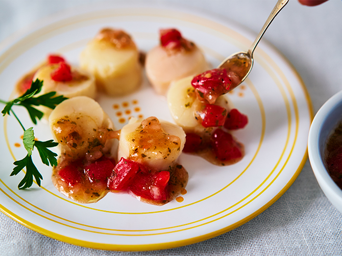 しっとり仕上げた帆立貝のコンフィを、メキシコを代表するソースのサルサ・メヒカーナでお召し上がりいただく「帆立のセビーチェ」。