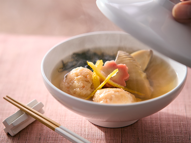 「海老しんじょうのお椀」は、海老の旨みがつまったしんじょうのお吸いもの。筍や若ひじきなどを加えて、よりほっとする味わいに。仕上げにいれる柚子皮が、出汁の香りを引き立てます。