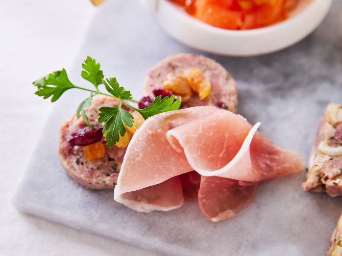 豚肉の旨みと豚レバーの風味が濃厚な味わいを醸し出す、パテ・ド・カンパーニュ。にんにくやパセリを忍ばせ、ワインのすすむ味わいです。