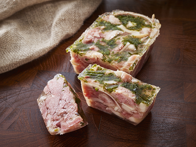 豚のタンや耳肉を使用した「フロマージュ・ド・テット」。パセリを合わせて爽やかなゼリー寄せにした、色鮮やかな一品です。